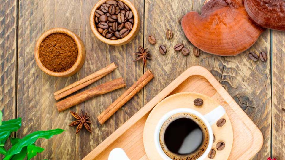 Ganoderma coffee with reishi mushrooms and its powder and cinnamon